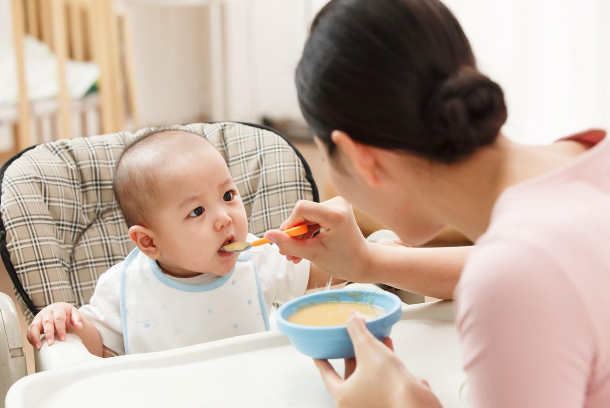 6个月婴儿辅食一天吃几顿的探讨